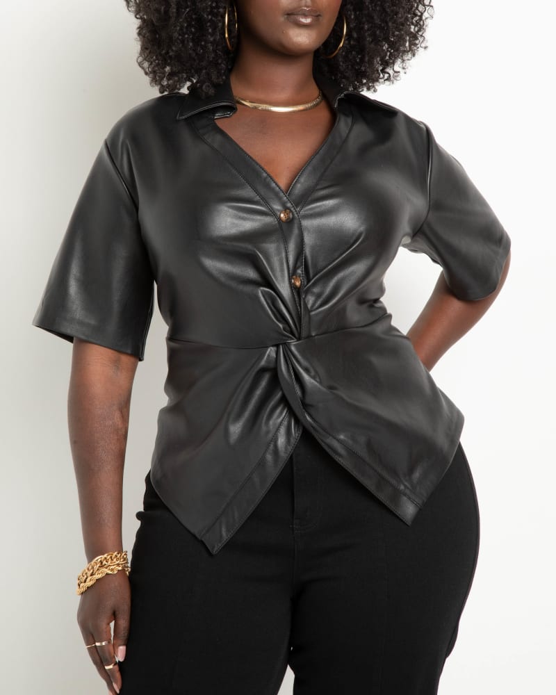 Front of a model wearing a size 14 Kaitlin Faux Leather Twist Top in Black by ELOQUII. | dia_product_style_image_id:216983